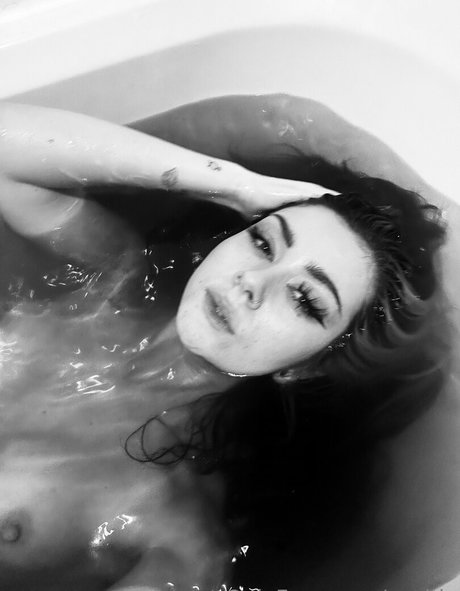 Excidx model naked images