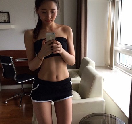 Lizwenya art model pic