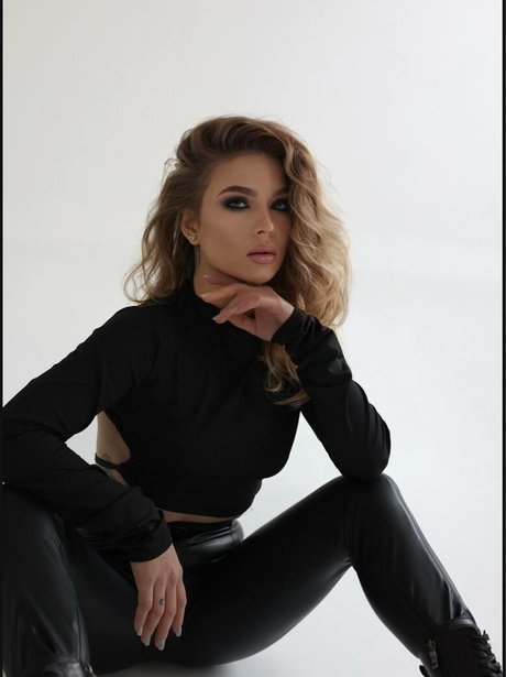 blowjob brunette onlyfans hd photo