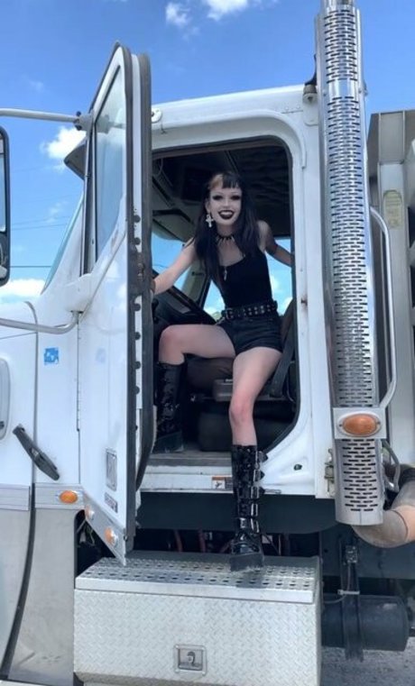 Gutknot naked star photos