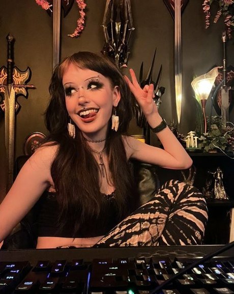 Gutknot erotic model photos