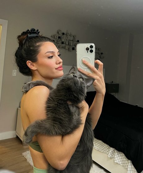 Ece Ozbdk pretty pornstar images