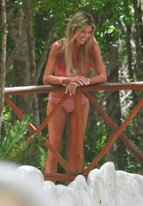 Christina Hall star sexy pics