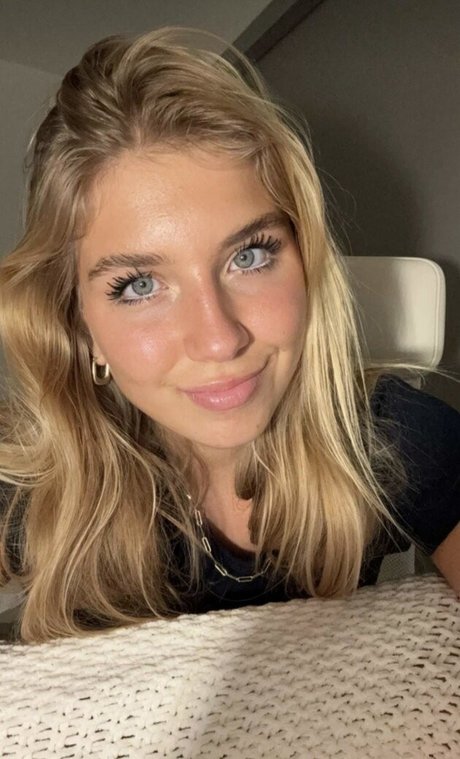 Aniela Leon hd model images