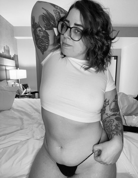 Stepstool Sarah beautiful actress pic