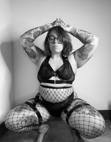 Stepstool Sarah nude model picture