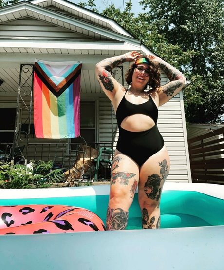 Stepstool Sarah high quality actress pic