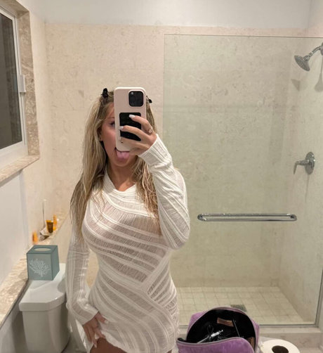 Br3ck13 H1ll hot star photos