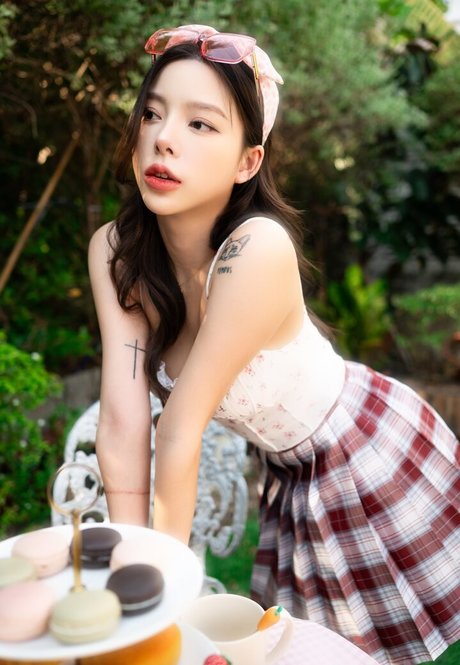 Nardear Montgod beautiful model pic