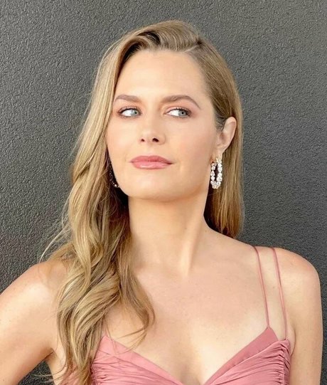 Maggie Lawson nude model gallery