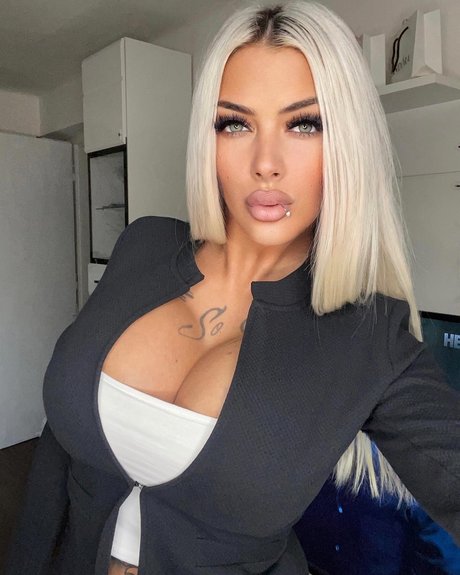 Deminecka_ model erotic pic