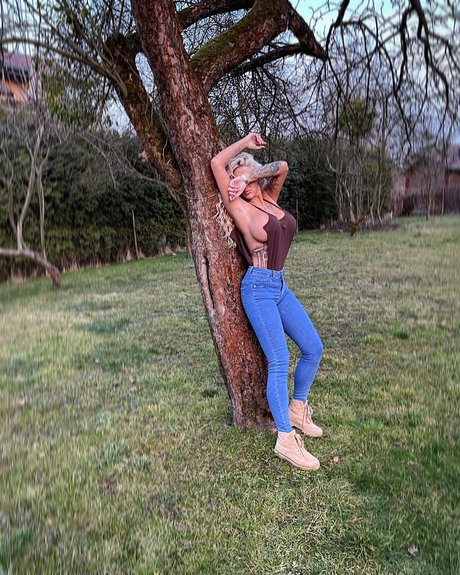 Deminecka_ model nudes image