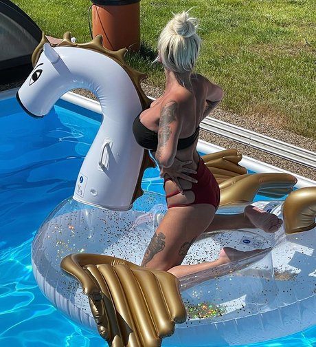 Deminecka_ model pretty galleries