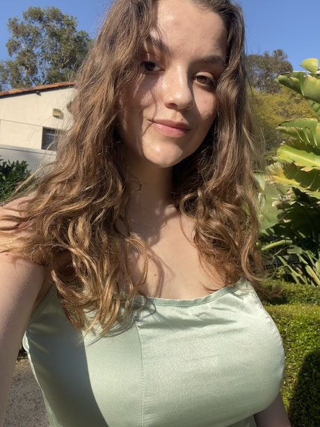 Mayaisfiya model nude photo