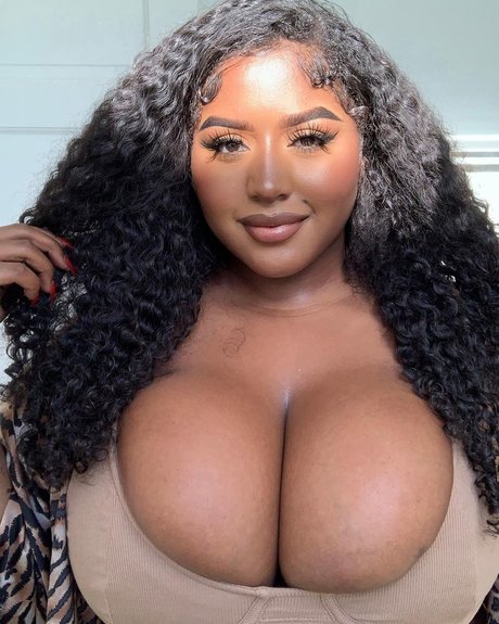 JeNelle Tucker naked model photos