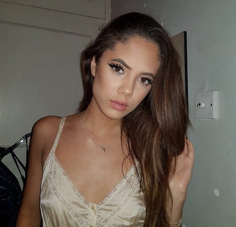 Saoirse Alicia Behzadi_ nude star img