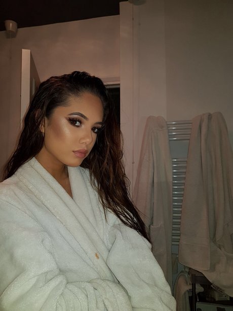 Saoirse Alicia Behzadi_ star erotic photos