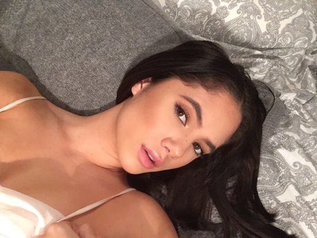 Saoirse Alicia Behzadi_ sexy model image