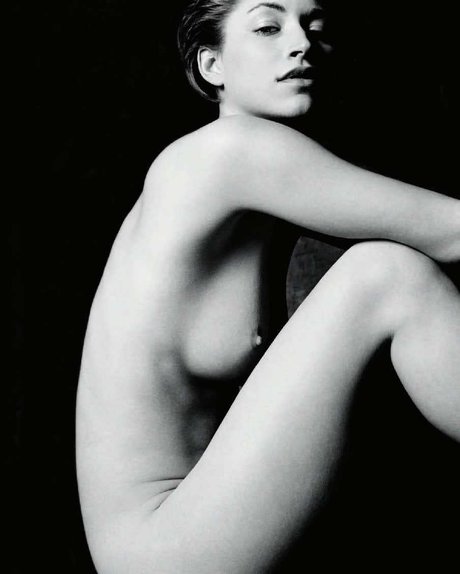 _Tara Stiles erotic actress photos