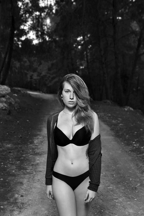 blonde babe onlyfans pretty pics