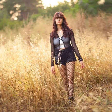 Linoy Tavore art model gallery