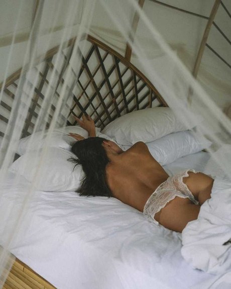 Arielle Spring pretty pornstar pics