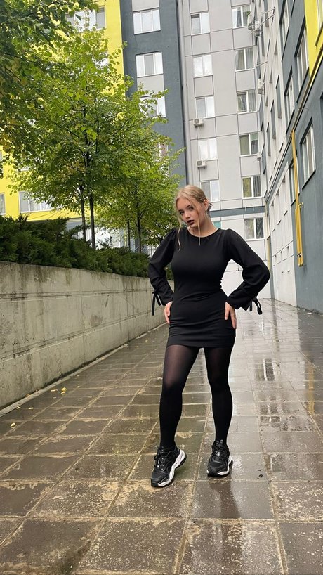 _Caroline Moore_ model hot pics