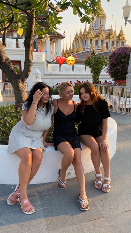 _Caroline Moore_ high quality star pics