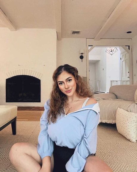 Ivel Pesantez model best pic