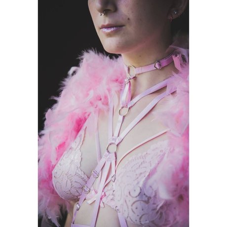 Jazmin Pastela model top photos