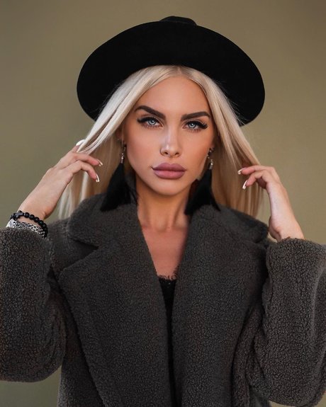 Iva Kivock star art pics