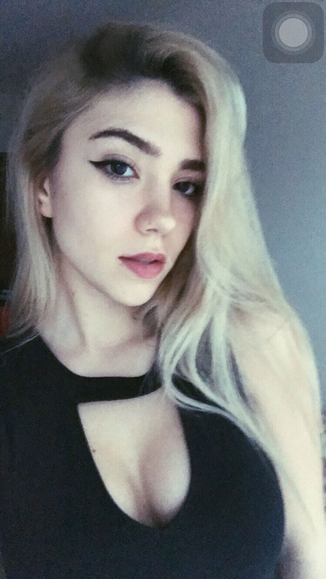 _Kardelen Oeztas model sexy img