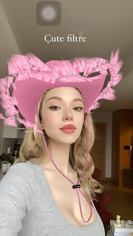 _Kardelen Oeztas nude model photo