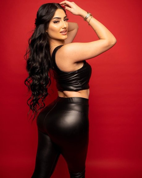 Diana Malchanovich_ adult model picture