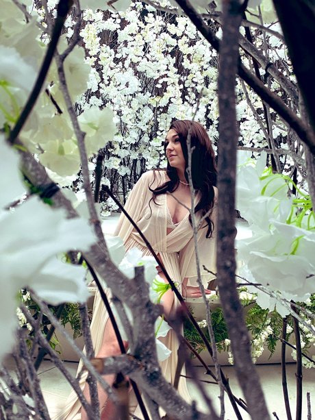 Dear Iris nude star pictures