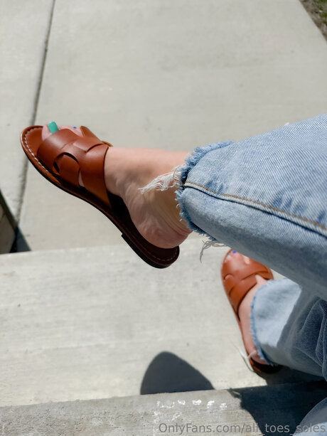 Ali Toes Soles adult model galleries