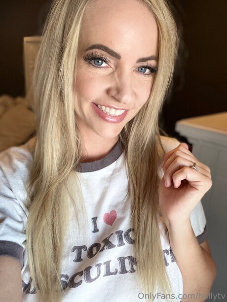 Hxllytv model erotic photo