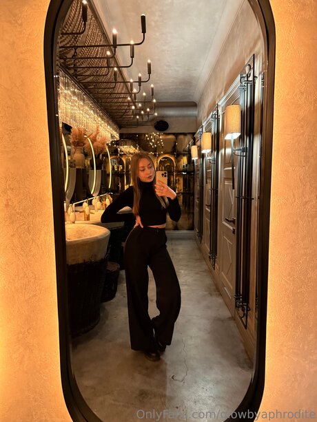 Glowbyaphrodite pornstar naked image