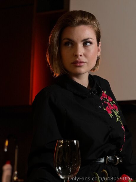 Roxy Blakee erotic model photo