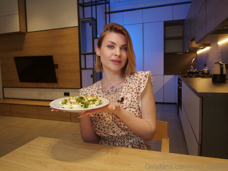 Roxy Blakee model nude pic