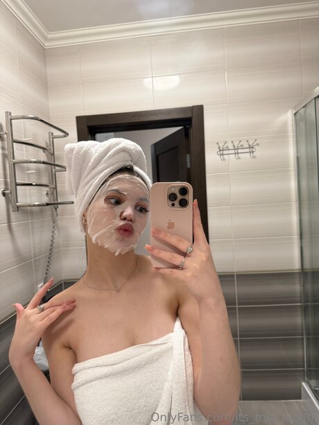 Its Mia Blo0m model erotic photo