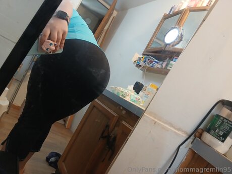 Mommagremlin95 naked pornstar img