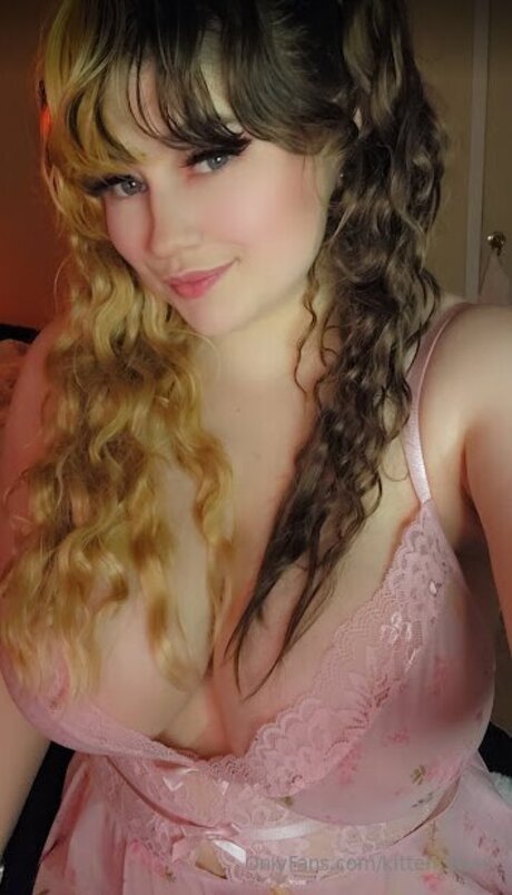 Kitten Bea0 sexy actress photos