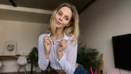 Nikki Mills Life star beautiful pics