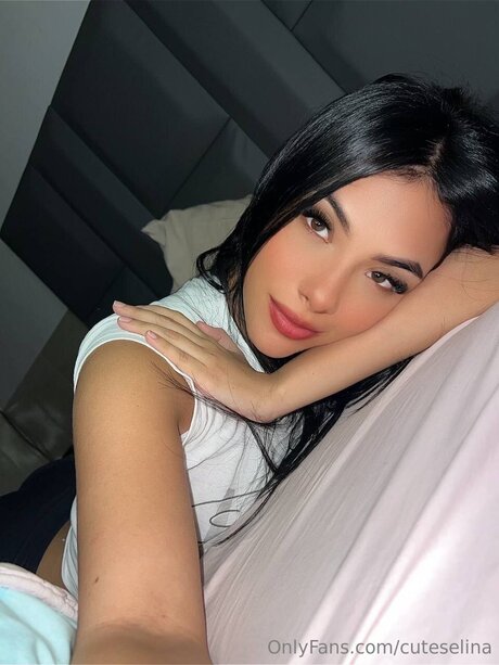 Cuteselina naked model photos