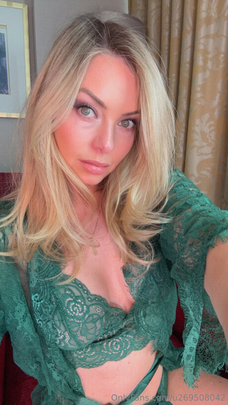 Missbehavin26 star naked image