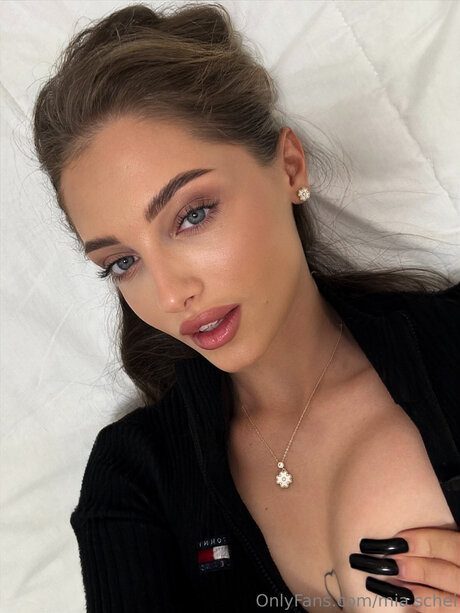 Mia Schei model art photo