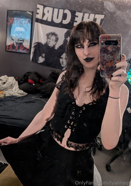 Lyannaqt nude pornstar galleries