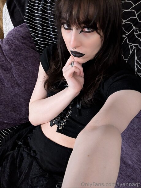 Lyannaqt naked pornstar picture
