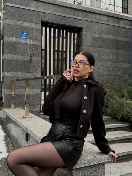 Miabloomi model erotic photos